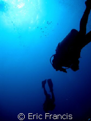 divers going into the abyss at the dropoff sipadan by Eric Francis 